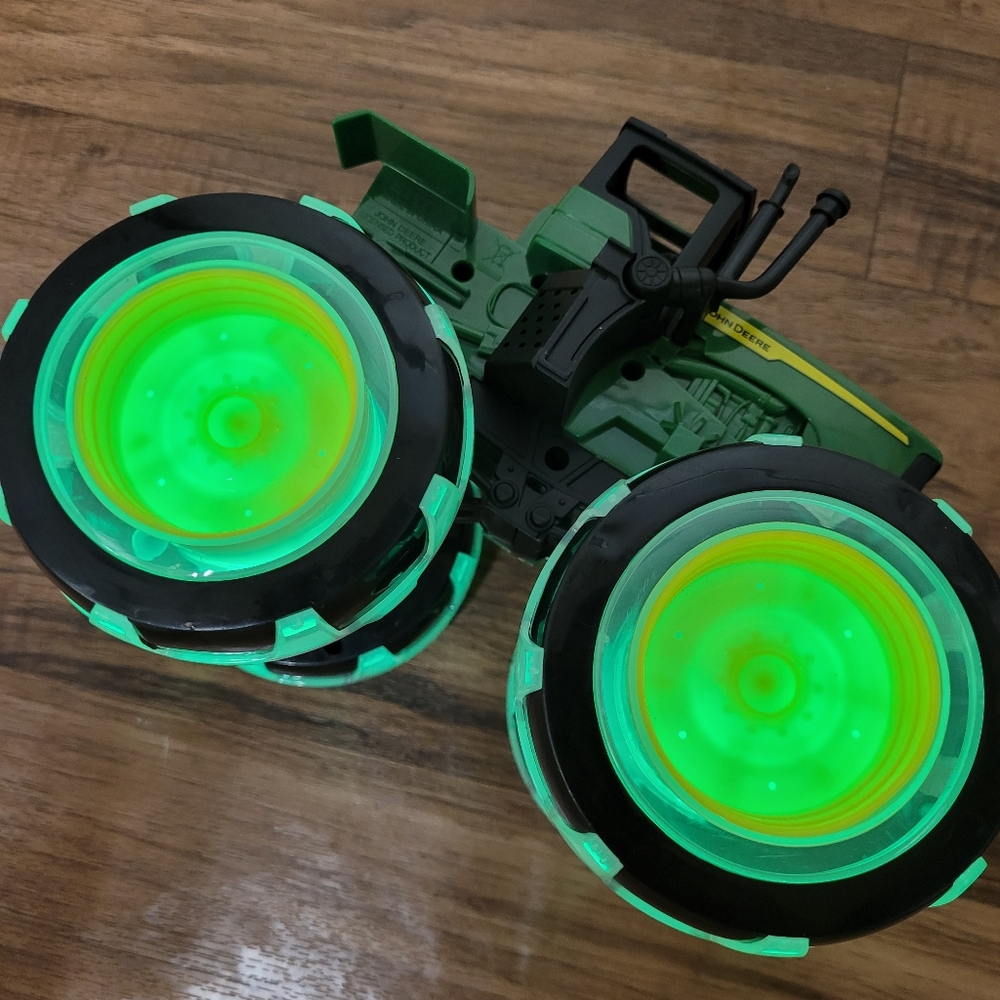 Tomy John Deere Monster Treads Lightning Glowing Wheels Ertl Tractor Green
